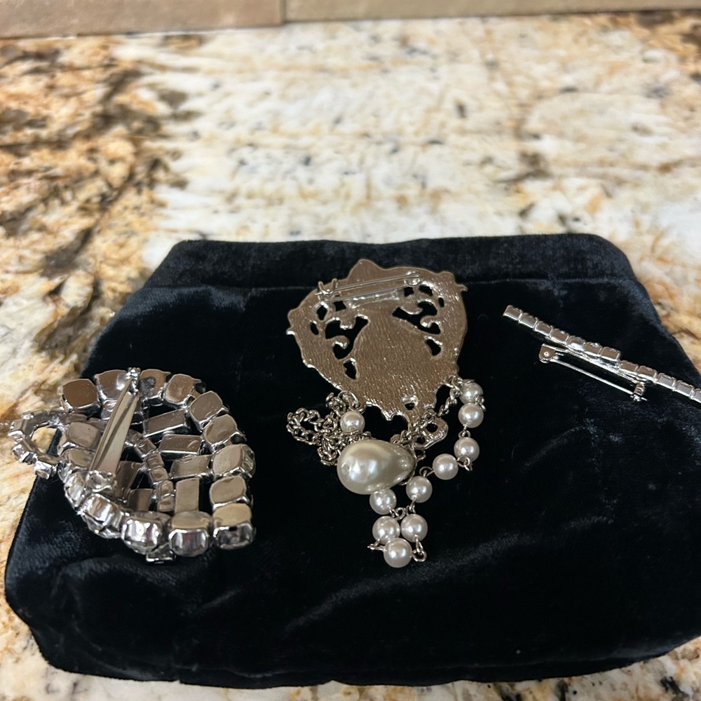Elegant Silver and Pearl Brooch Set - Picture 2 of 2